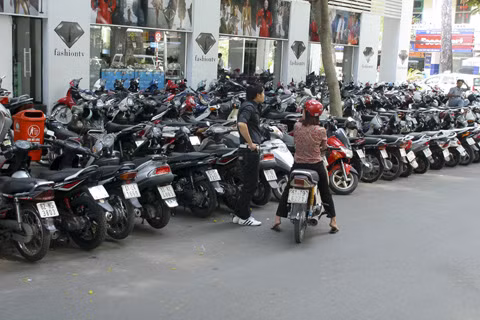 Khoảng diện tích vỉa hè ở Hà Nội thường bị các gia đình ở mặt phố chiếm dụng để kinh doanh