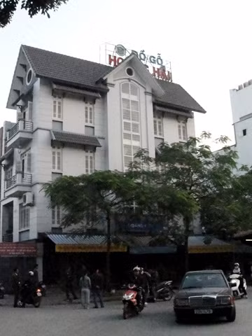 Theo Công an phường Văn Quán, vợ chồng ông Hải thuê mặt bằng tại căn nhà 32BT8 để mở xưởng gỗ cách đây hơn một năm.