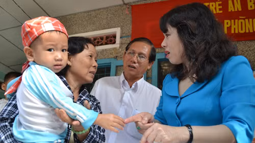 Bộ trưởng Bộ Y tế Nguyễn Thị Kim Tiến (bìa phải) thăm các bệnh nhi đang điều trị bệnh tay chân miệng tại Bệnh viện Đa khoa tỉnh Ninh Thuận - Ảnh: Duy Thanh Bộ trưởng Bộ Y tế Nguyễn Thị Kim Tiến (bìa phải) thăm các bệnh nhi đang điều trị bệnh tay chân miệng tại Bệnh viện Đa khoa tỉnh Ninh Thuận - Ảnh: Duy Thanh