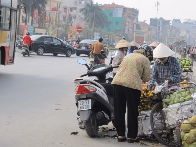 Dừng xe giữa đường mua hoa quả.