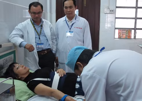 Không thể ngồi để viết, ca sĩ Ánh Tuyết nhờ một người bạn chấp bút.