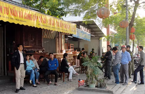 Đến cuối giờ chiều, vẫn còn nhiều người tụ tập đòi siết nợ tại căn nhà số 32BT8, Khu đô thị Văn Quán. Ảnh: N.M