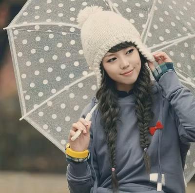 Xinh đẹp, dễ thương, được nhiều bạn trai theo đuổi, nhưng các cô nàng "nhiều đuôi" cũng phải chịu không ít khổ sở. (Ảnh minh họa)
