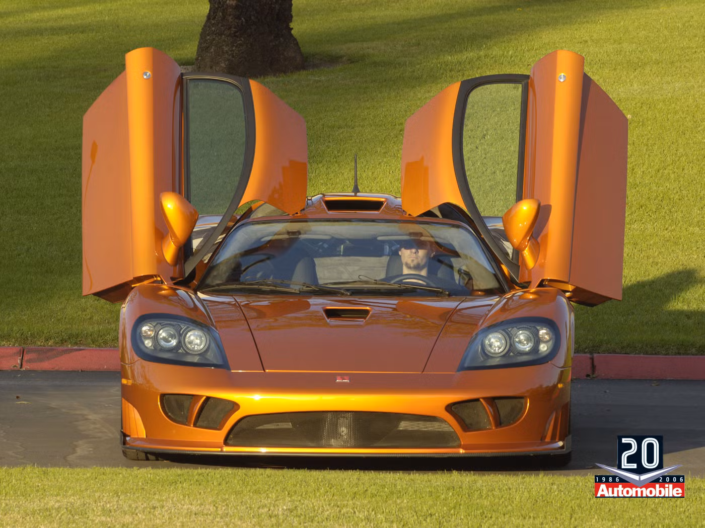 555.000 USD là giá bán Saleen S7 Twin Turbo. Nó là siêu xe thực thụ đầu tiên của Mỹ, hiện là mẫu xe nhanh thứ 4 thế giới. Nó có tốc độ cực đại 400km/h và khả năng tăng tốc từ 0-97km/h trong 3,2 giây.