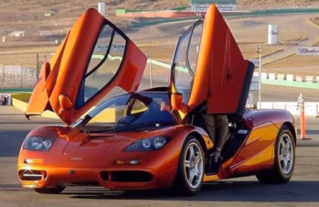 Năm 1994, McLaren F1 là mẫu xe nhanh và đắt nhất thế giới. Dù ra đời cách đây 15 năm, nhưng mẫu xe này sở hữu những thông số cho đến nay vẫn là đáng nể: tốc độ cực đại 386km/h và khả năng tăng tốc 0-97km/h trong 3,2 giây. Ra mắt thị trường với giá 970.000 USD.