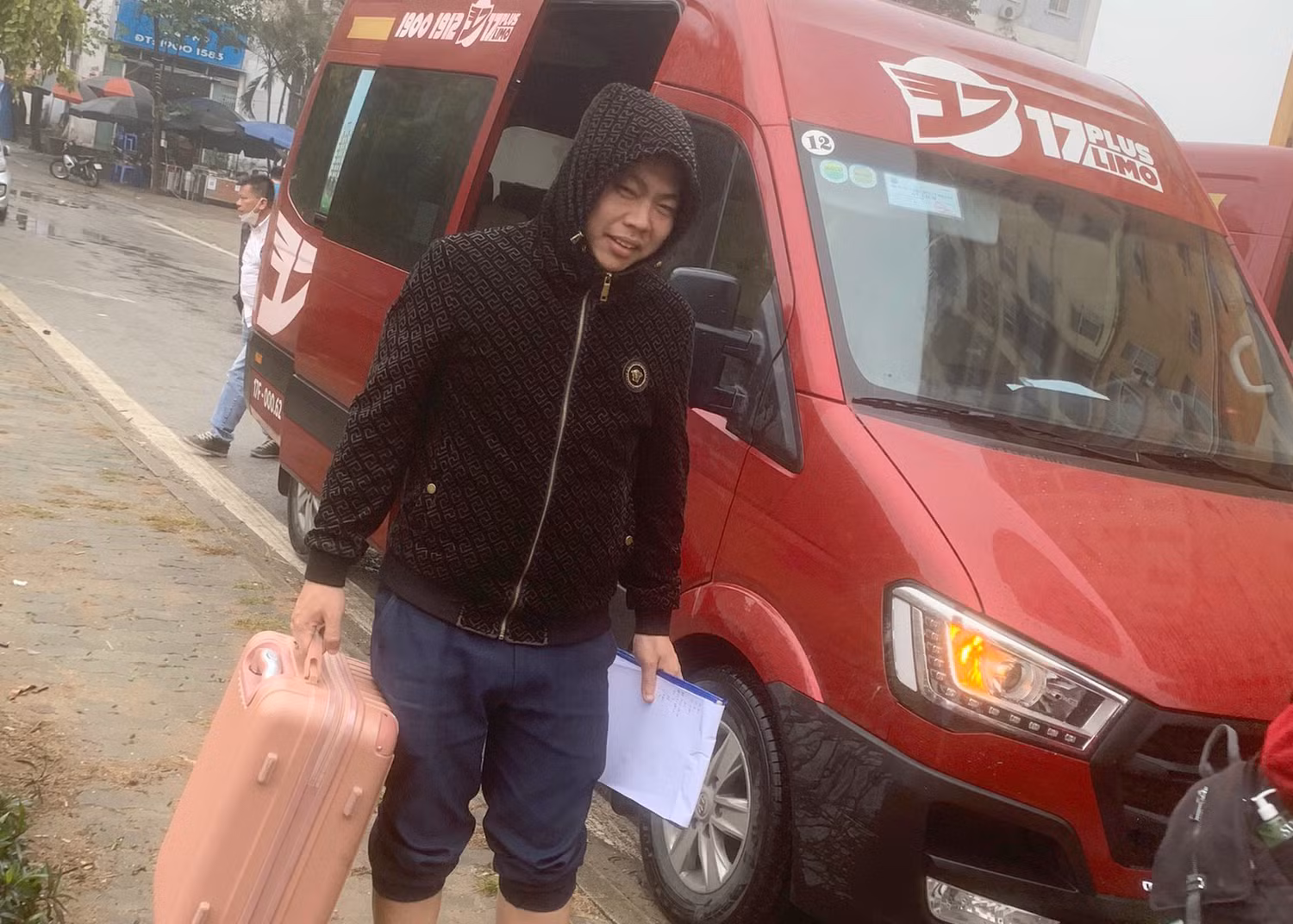 Nam nhân viên nhà xe 17 Plus - Nguyễn Văn Nam đã giúp mẹ chị Linh khi bị đột quỵ. (Ảnh: Gia đình chị Linh cung cấp) Nam nhân viên nhà xe 17 Plus - Nguyễn Văn Nam đã giúp mẹ chị Linh khi bị đột quỵ. (Ảnh: Gia đình chị Linh cung cấp)