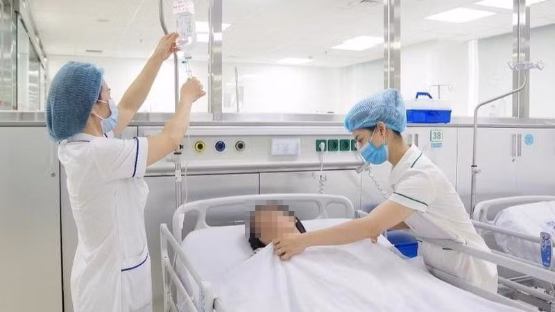 Ảnh mẹ chị Linh được các y bác sĩ điều trị tại bệnh viện. (Ảnh: Ảnh gia đình chị Linh cung cấp) Ảnh mẹ chị Linh được các y bác sĩ điều trị tại bệnh viện. (Ảnh: Ảnh gia đình chị Linh cung cấp)