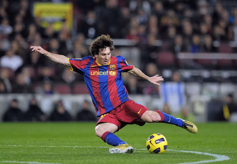 Lionel Messi của Barcelona thực hiện một cú đá trong trận gặp Real Betis thuộc khuôn khổ Cúp nhà Vua ngày 12/1/2011 tại sân Nou Camp, Barcelona. Đây là hình ảnh thứ 3 về Barcelona trong serie 9 ảnh này.