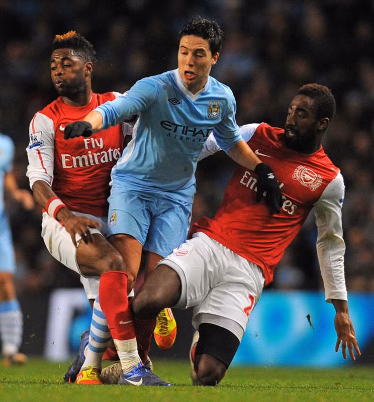 Samir Nasri bị vây chặt trong lần đầu tiên tiếp đón đội bóng cũ