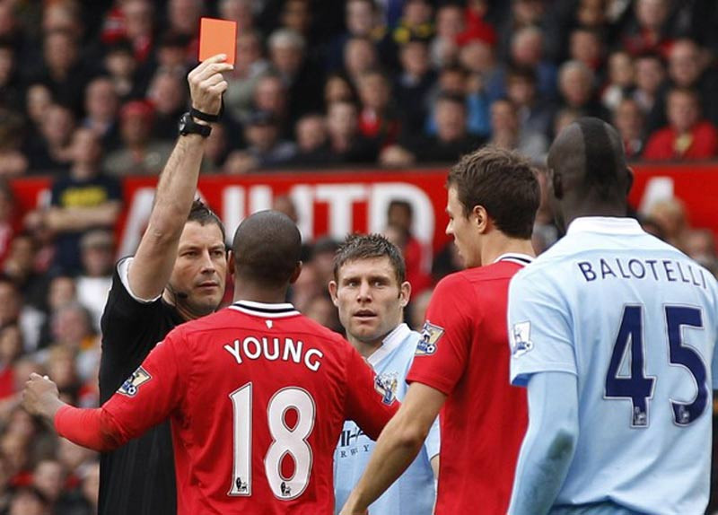 Sang hiệp 2, Evans bị đuổi khỏi sân vì phạm lỗi với Balotelli