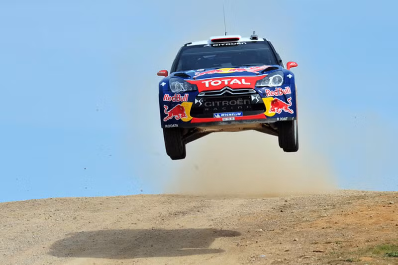 Sebastien Loeb của Pháp cùng với người đồng hành Daniel Elena lái chiếc Citroen DS3 WRC ở đảo Sardinia trong ngày thứ 2 giải WRC Rally of Italy 2011. Ảnh chụp ngày 7/5/2011.