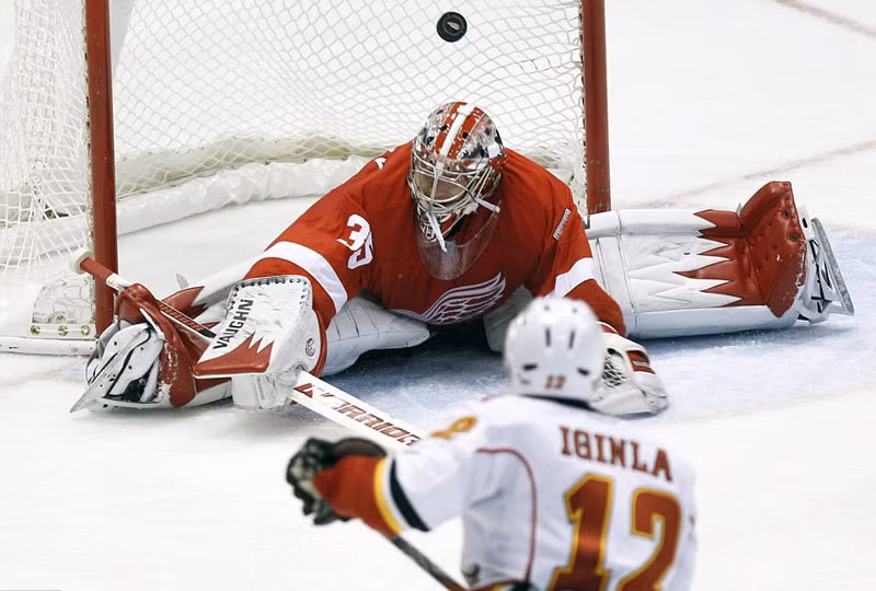 Jarome Iginla (áo trắng) của đội Calgary Flames đánh bại thủ môn của Detroit Red Wings trong trận hockey tại Detroit, Michigan, Mỹ