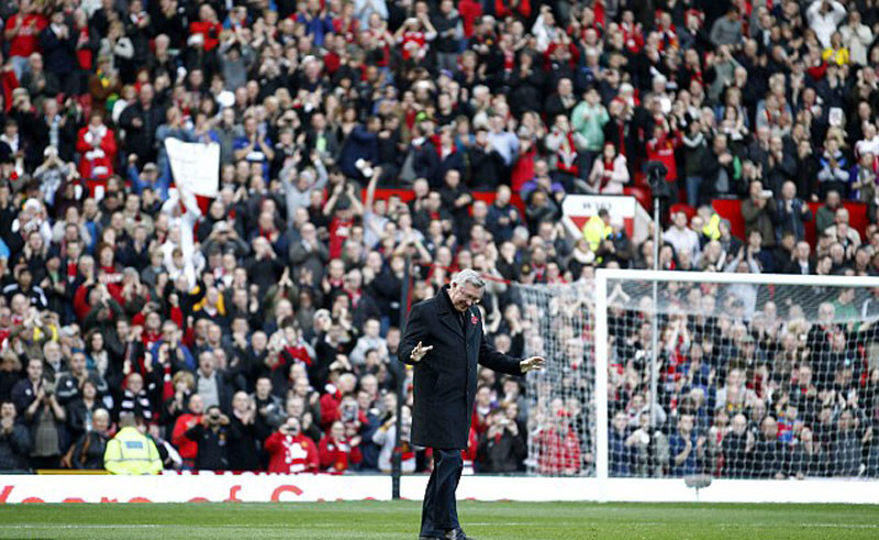 Sir Alex đón nhận những tràng pháo tay của 76.000 khán giả Old Trafford