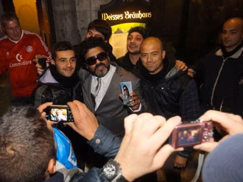 Diego Maradona xuất hiện tại Napoli trong sự chào đón nồng nhiệt của các CĐV bóng đá thành phố Naples. Và họ đều bị lừa, vì đây chỉ là người đóng thế