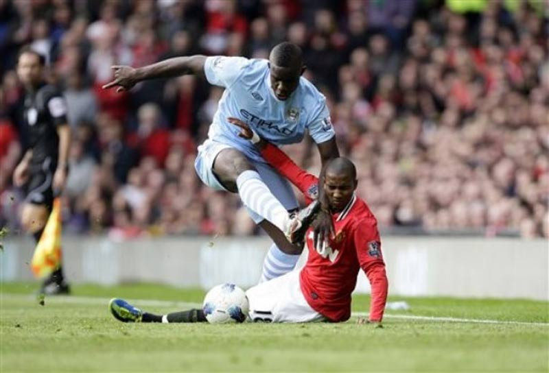 Ashley Young thì bị Micah Richards khóa tịt