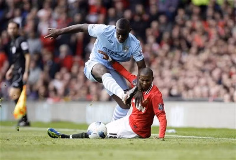 Ashley Young thì bị Micah Richards khóa tịt