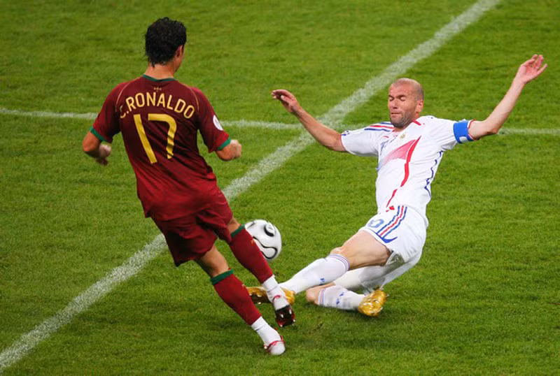 2. Bồ Đào Nha 0-1 Pháp, bán kết World Cup 2006: Ronaldo khiến fan của ĐT Anh tức giận khi góp phần giúp đồng đội Rooney ở MU nhận thẻ đỏ. Ở trận bán kết, CĐV Tam Sư la ó anh “nhiệt tình” khiến CR7 có những quả tạt và dứt điểm kém chuẩn xác, còn những pha đi bóng biểu diễn thì chẳng tới đâu.