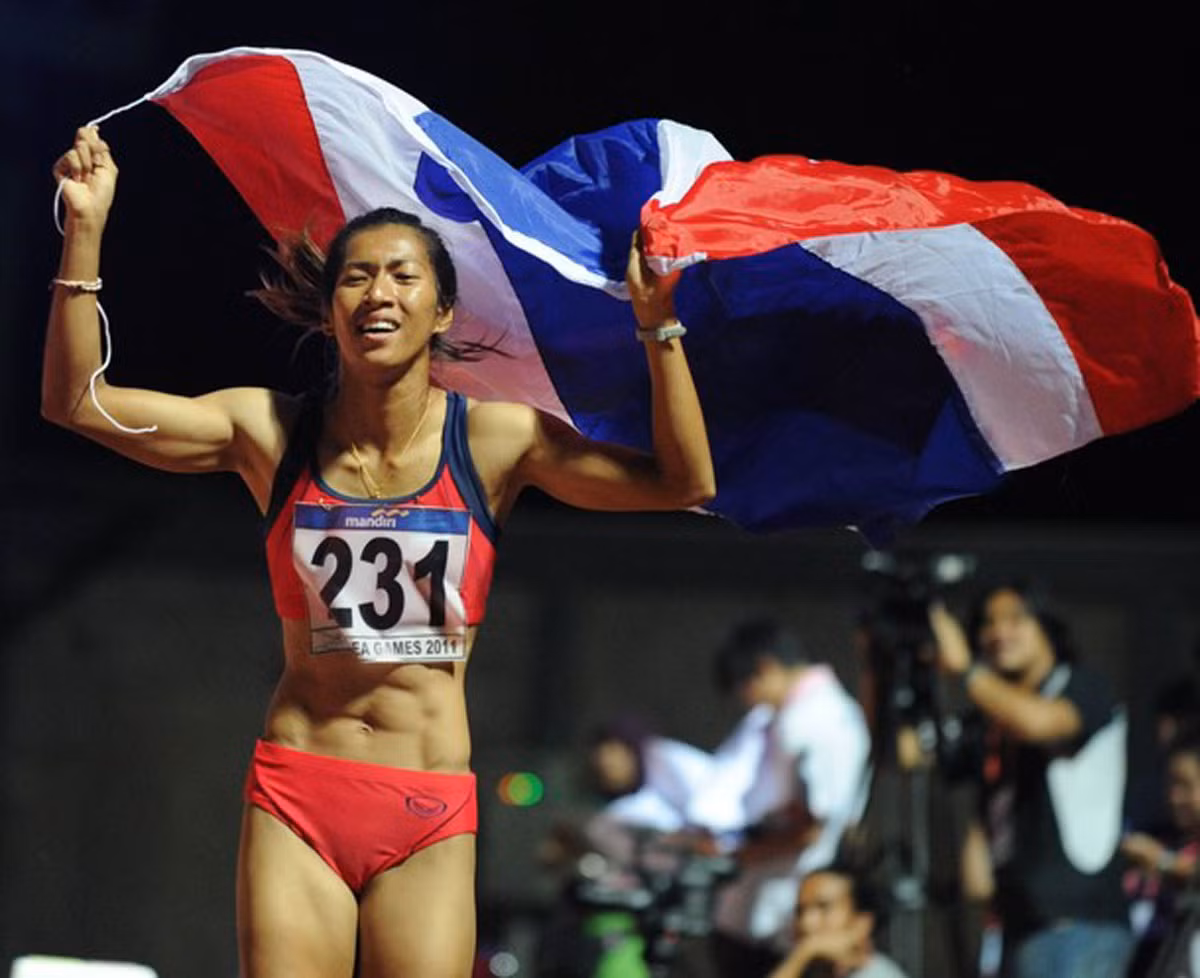 Tawongcharoen ăn mừng sau khi về nhất ở nội dung chạy 200m Nữ, giúp Thái Lan đoạt Huy chương Vàng.