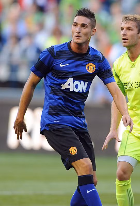 5. Federico Macheda: gây được ấn tượng mạnh cách đây 2 năm, nhưng Macheda càng lúc càng chìm nghỉm, nhất là từ sau khi trở về từ Sampdoria. Tất nhiên, Macheda vẫn còn trẻ tức còn cơ hội, nhưng e là sẽ chỉ có những đội bóng hạng thấp muốn mượn anh 5. Federico Macheda: gây được ấn tượng mạnh cách đây 2 năm, nhưng Macheda càng lúc càng chìm nghỉm, nhất là từ sau khi trở về từ Sampdoria. Tất nhiên, Macheda vẫn còn trẻ tức còn cơ hội, nhưng e là sẽ chỉ có những đội bóng hạng thấp muốn mượn anh