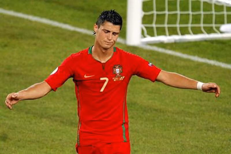 6. Bồ Đào Nha 2-3 Đức, tứ kết EURO 2008: Bước vào giải với phong độ đỉnh cao sau khi đoạt cú đúp cùng MU, Ronaldo vẫn không khá hơn ở cấp độ ĐTQG khi hoàn toàn mất tích trước những người Đức.