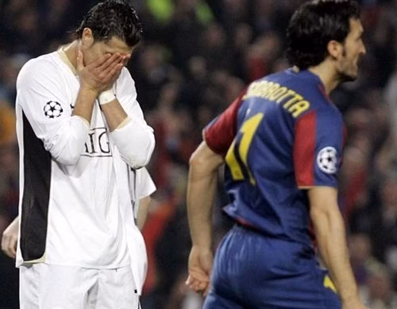 5. Barcelona 0-0 Manchester United, lượt đi bán kết Champions League 2008: Tính đến lúc này Ronaldo đã đối đầu Barcelona 13 lần nhưng chỉ ghi được có 3 bàn. Và đây là trận đấu mở đầu cho cơn khô hạn của anh trước gã khổng lồ xứ Catalan. Ronaldo bỏ lỡ một quả penalty và buộc Paul Scholes phải tung cú sút xa tuyệt đẹp ở lượt về để đưa MU vào chung kết.