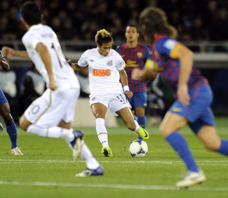 Neymar vẫn tiếp tục chìm lấp trong thế trận tấn công của Barca