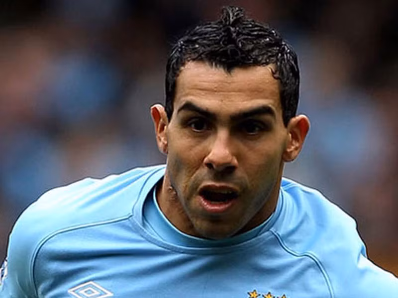 Băng ghế dự bị: Carlos Tevez – quan hệ trăng hoa ngay trong lúc vợ sắp sinh