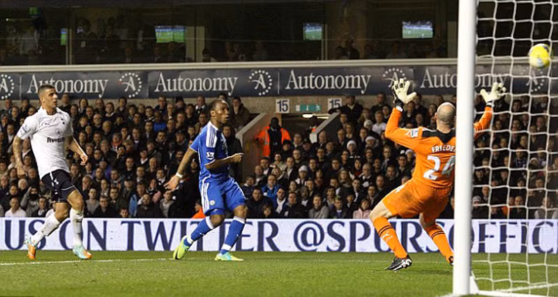 Drogba "số đen" khi sút trúng cột dọc Tottenham