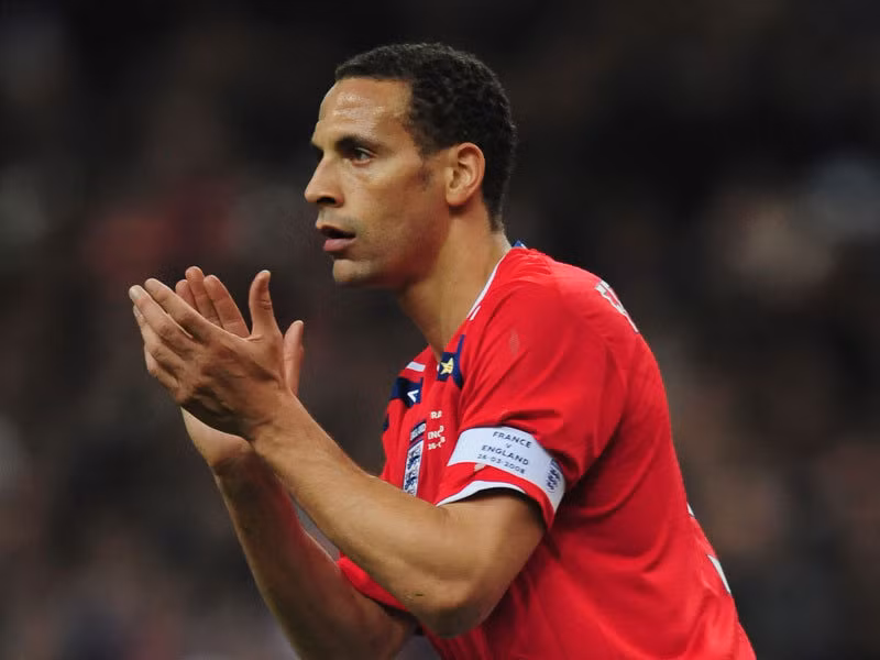 Hậu vệ phải: Rio Ferdinand - sở hữu đội hình cá nhân gồm 11 cô bạn gái với đủ mọi ngành nghề