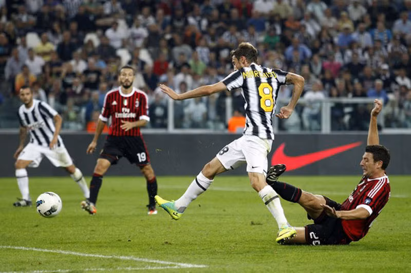 Phút 92, Marchisio với cú sút xa... Phút 92, Marchisio với cú sút xa...