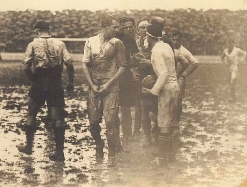 Lần đầu tiên Barca và Real đối đầu nhau trong khuôn khổ giải VĐQG vào ngày 17/2/1929 tại Les Corts, sân cũ của Barca. Ngay trong trận đấu đầu tiên căng thẳng đã xảy ra khi các cầu thủ Real đứng vây quanh trọng tài để gây sức ép đuổi Triana bên phía đội chủ nhà.