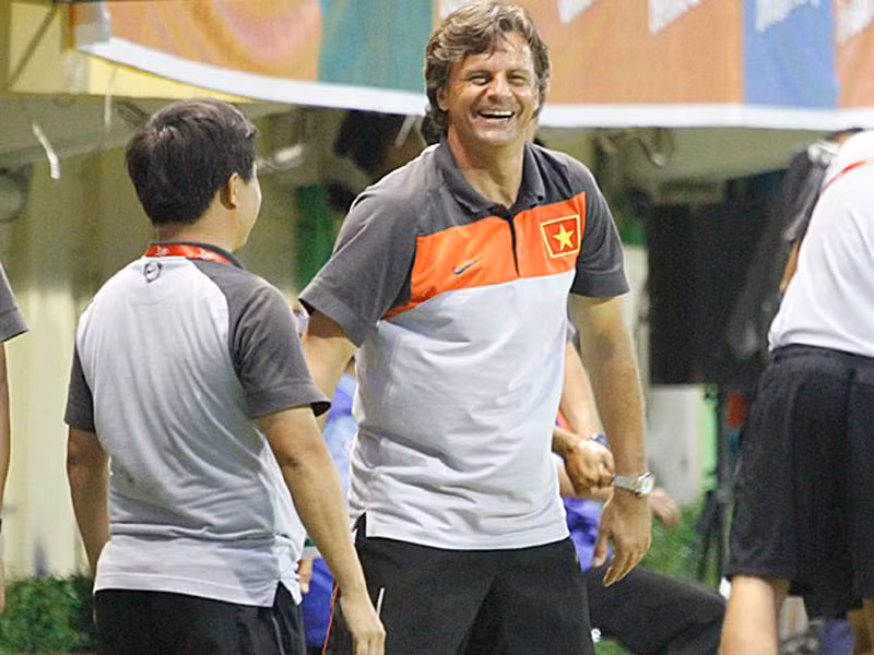 Lần hiếm hoi Falko Goetz nở nụ cười tươi là khi U23 Việt Nam đấu với U23 Brunei (vâng, chỉ với U23 Brunei) Lần hiếm hoi Falko Goetz nở nụ cười tươi là khi U23 Việt Nam đấu với U23 Brunei (vâng, chỉ với U23 Brunei)