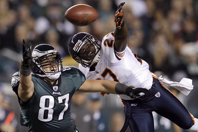 Brent Celek (trái) của đội Philadelphia Eagles tranh bóng với Major Wright (Chicago Bears) tại giải vô địch bóng bầu dục nhà nghề Mỹ