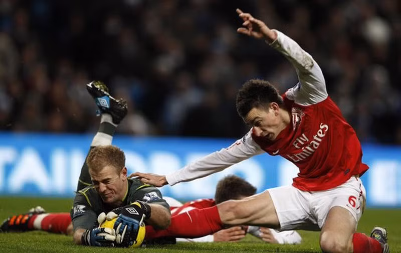 Joe Hart dũng cảm bắt gọn bóng trước pha lao vào "quyết tử" của Laurent Koscielny