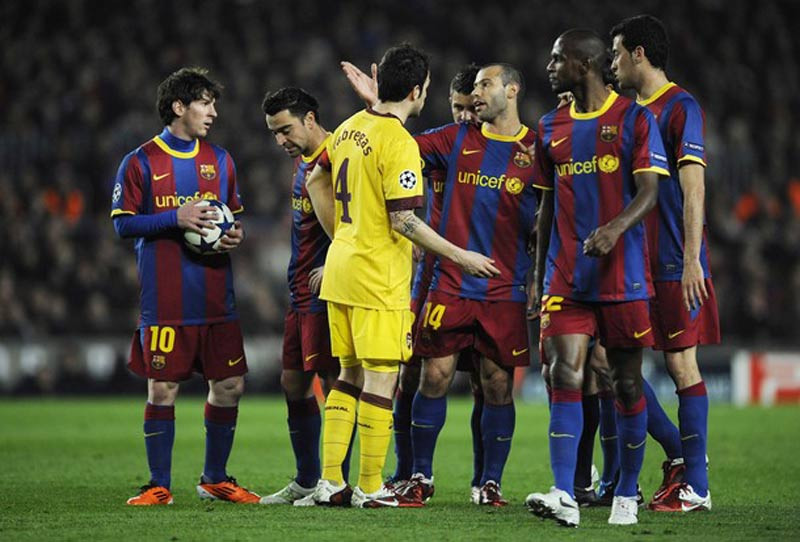 Niềm tin mù quáng vào Fabregas: Biết rõ học trò cưng đang được Barcelona mời gọi, nhưng Wenger thay vì tìm kiếm giải pháp thay thế lại cố giữ anh lại bằng mọi giá