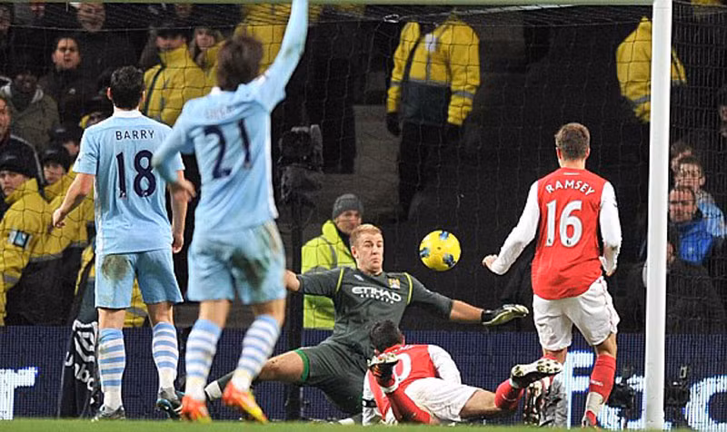 Người Hà Lan bay: Van Persie bay người đánh đầu nhưng bị Joe Hart từ chối ở cuối trận