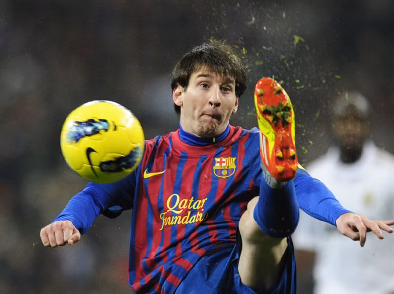 Cuối hiệp 1, trọng tài suýt nữa rút thẻ vàng thứ hai với Messi sau một pha phạm lỗi, nhưng lại quyết định đổi ý
