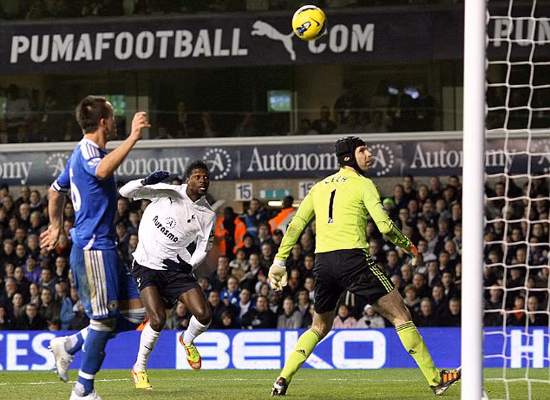 Adebayor rơi vào thế việt vị trong lần thứ hai đưa được bóng vào lưới đội khách