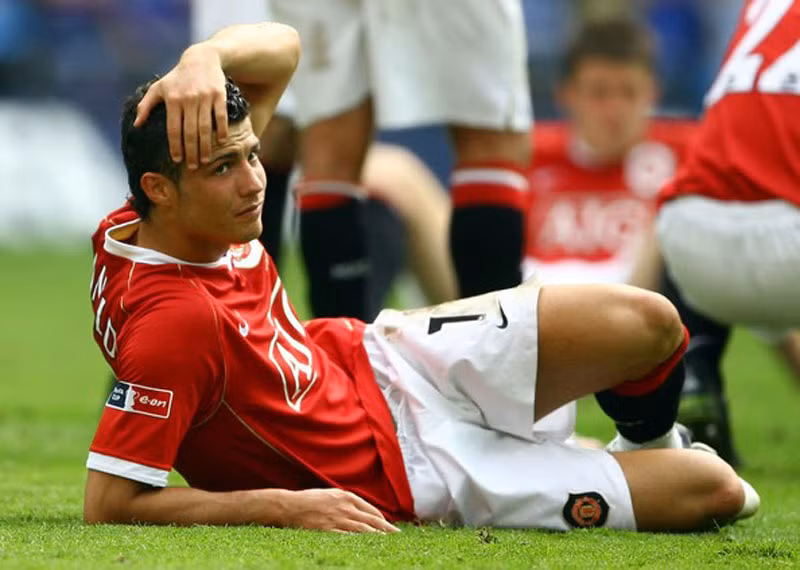 4. Manchester United 0-1 Chelsea, chung kết FA Cup 2007: 17 ngày sau khi bị loại khỏi Champions League, Quỷ Đỏ chia tay thêm một danh hiệu nữa khi bị đội quân đầy kỷ luật của Jose Mourinho đánh bại với tỷ số sát nút. Cá nhân Ronaldo bị 4 cầu thủ Chelsea thay nhau kèm cặp trong trận này, từ Makelele, Terry, Obi Mikel tới Essien.