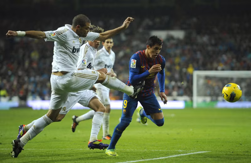 Sau bàn gỡ hòa, Sanchez ngay lập tức được hậu vệ Real chăm sóc