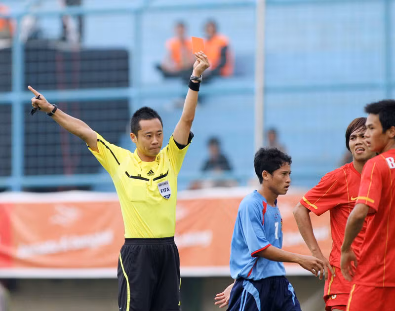 Long Giang gây khó cho U23 Việt Nam với tấm thẻ đỏ ngay hiệp 1 trận gặp U23 Lào.