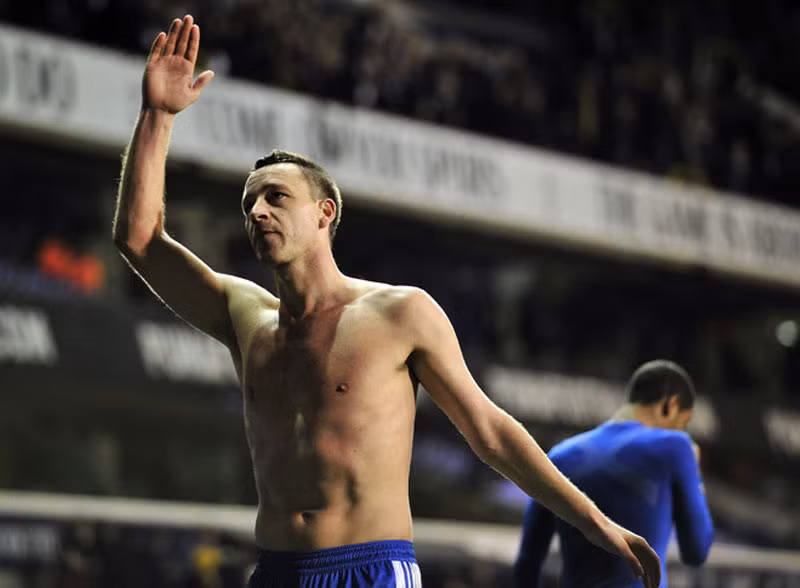 John Terry cảm ơn khán giả London sau tiếng còi mãn cuộc. Đây có thể là trận đấu cuối cùng của anh.