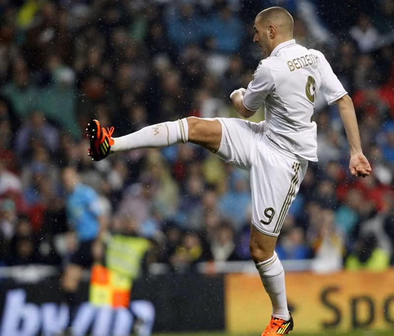 Mới phút thứ nhất, Victor Valdes đã mắc sai lầm để Benzema tận dụng