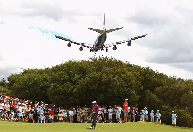 Một chiếc Boeing 747 bay ngang qua một sân golf tại Sydney trong lúc Tiger Woods thực hiện cú đánh ở lỗ thứ 7 Một chiếc Boeing 747 bay ngang qua một sân golf tại Sydney trong lúc Tiger Woods thực hiện cú đánh ở lỗ thứ 7