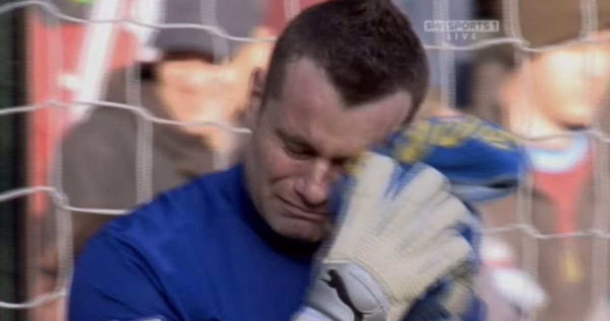 Shay Given xúc động sau 1 phút tưởng niệm đồng đội cũ của mình