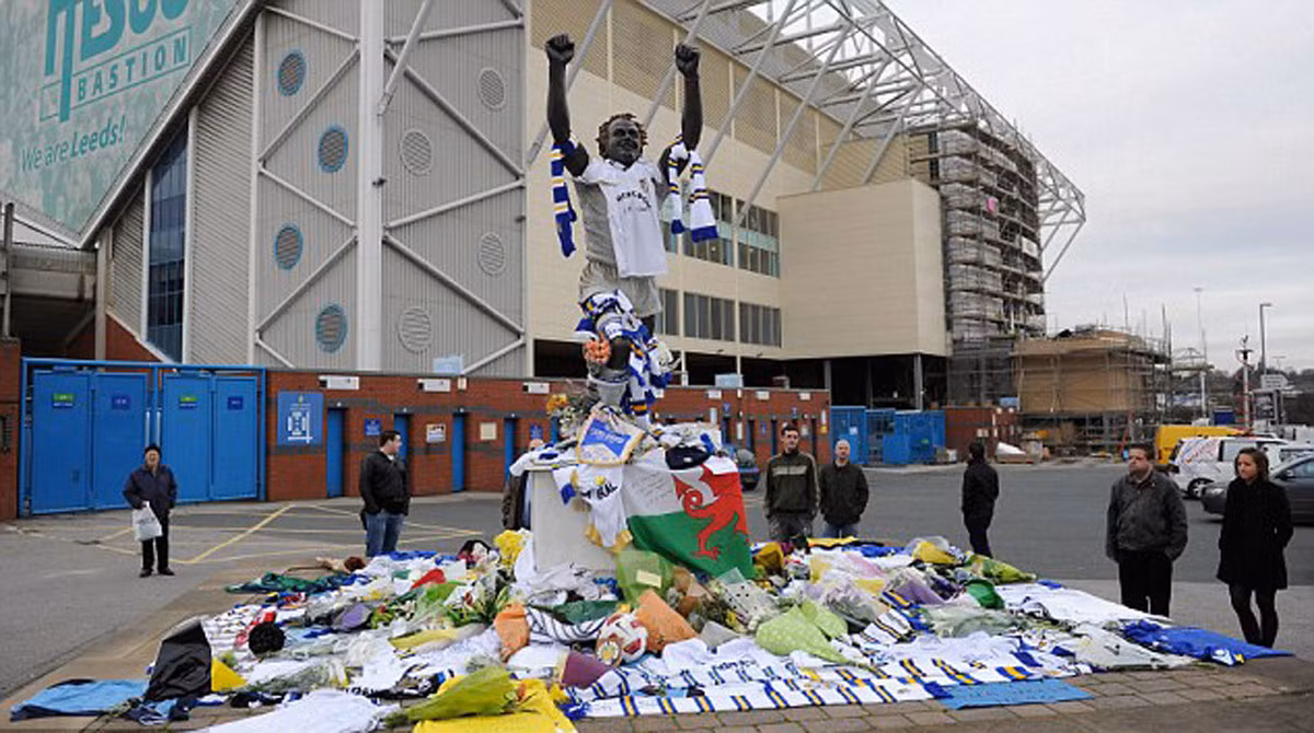 Bức tượng được đặt trước SVĐ của Leeds Utd, nơi Gary Speed đạt tới đỉnh cao sự nghiệp với chức vô địch Anh năm 1992
