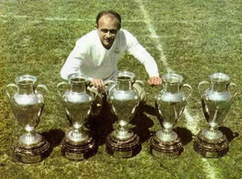 Alfredo Di Stefano: Ghi ngay 4 bàn trong chiến thắng 5-0 ở trận El Clasico đầu tiên trong màu áo Real năm 1953. Stefano ngay lập tức trở thành biểu tượng của sân Bernabeu sau đó