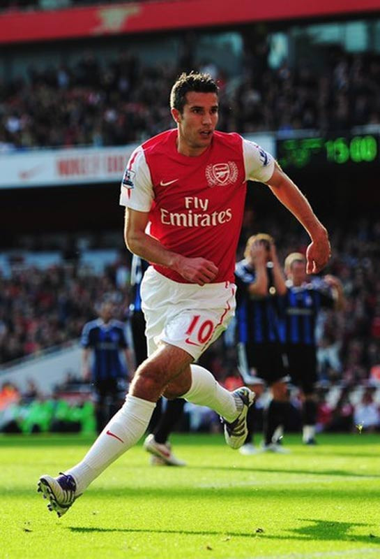 Dùng Robin Van Persie không hợp lý: tiền đạo Hà Lan bị chấn thương hành hạ trong suốt sự nghiệp, và Arsenal lại có một đội ngũ bác sĩ dở nhất Premier League
