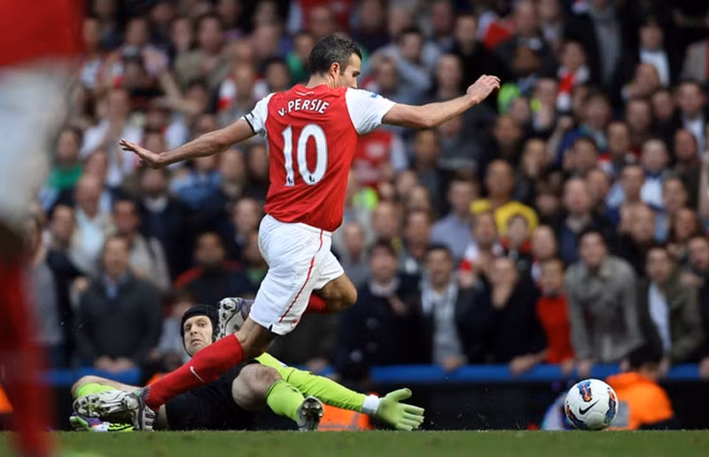 Van Persie chỉ một mình đối đầu với Petr Cech