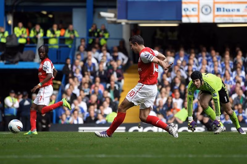 Phút 36, Gervinho phá bẫy việt vị và bình tĩnh đưa bóng để Van Persie san bằng tỷ số